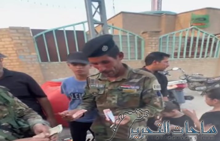مجموعة من منتسبي القوات الامنية يجمعون مبلغ الاجرة لعائلة من الزوار الايرانين
