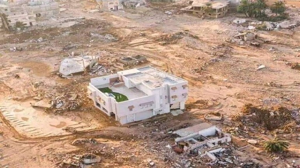رغم الفيضانات التي اجتاحت درنة الليبية .. منزل بقي صامد وحافظ على طلائه الابيض
