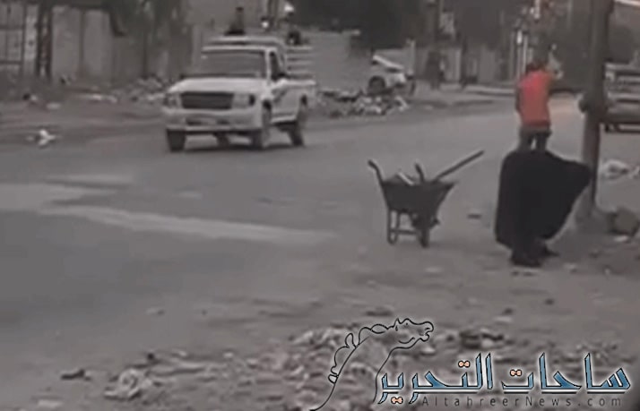 فيديو يثير حفيظة العراقيين .. ام تخرج مع ابنها عامل النظافة "المعاق" لتساعده في بغداد