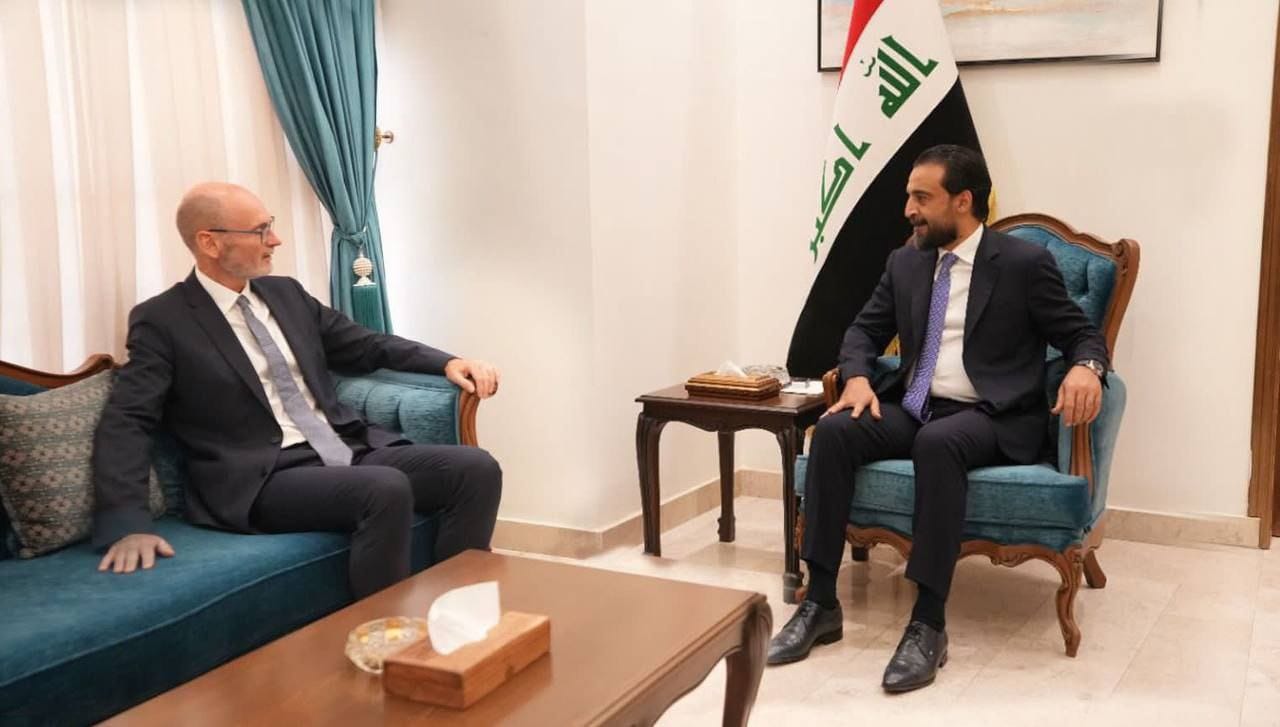 الحلبوسي والسفير البريطاني في بغداد يؤكدان على استمرار التعاون المشترك بين البلدين