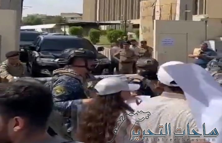 طلبة كلية الصيدلة يتعرضون للاعتداء اثناء تظاهراتهم امام وزارة التعليم