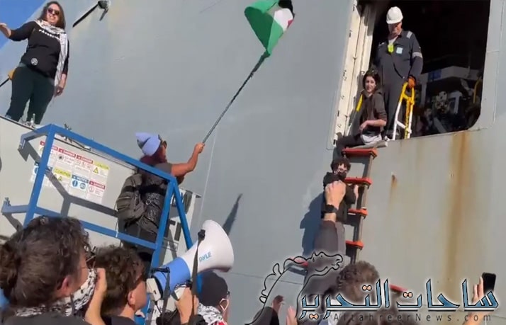 متظاهرون مؤيدون للفلسطينيين سفينة حربية تابعة لاسطول البحرية الامريكية