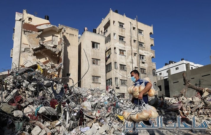 عمال غزة يبحثون عن عائلاتهم بين "الاحياء والاموات"